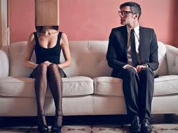 парень и девушка с коробкой на голове